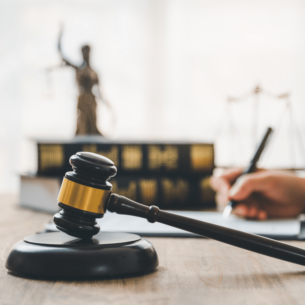 Abogado Alex FLores de Flores & Asociados Consultoría Jurídica Contable leyes