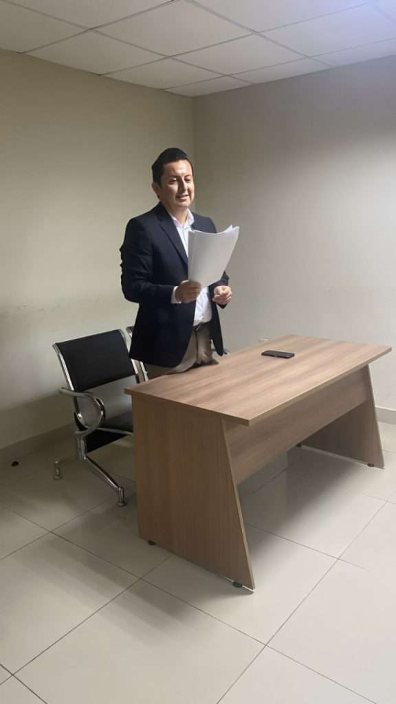 Abogado Alex FLores de Flores & Asociados Consultoría Jurídica Contable de pie