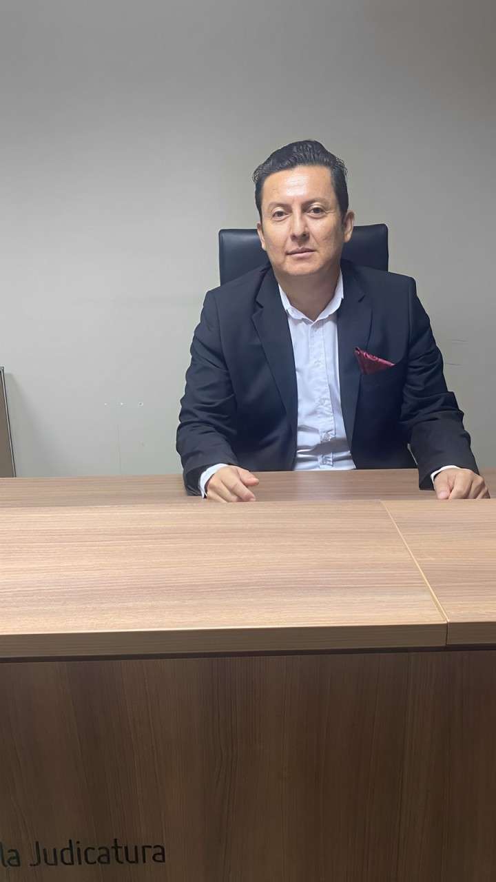 Abogado Alex FLores de Flores & Asociados Consultoría Jurídica Contable sentado de frente