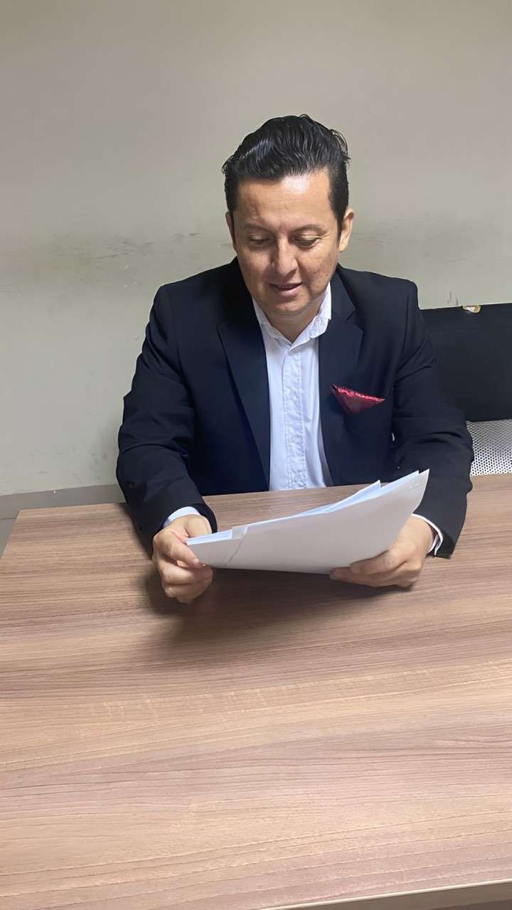 Abogado Alex FLores de Flores & Asociados Consultoría Jurídica Contable sentado